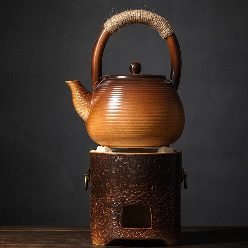 漸變炭火溫茶爐，南山居手工漸變色陶瓷提梁壺與煮水器，壺身帶有細緻紋路，提把纏繞麻繩，呈現古樸雅致的茶道氛圍。