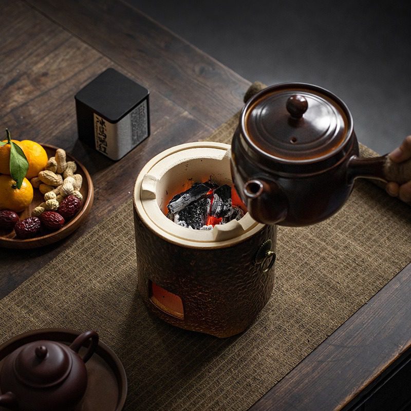 漸變炭火溫茶爐，南山居炭火煮茶場景，陶製提梁壺在陶瓷炭爐上煮水，搭配紫砂茶壺與茶點。