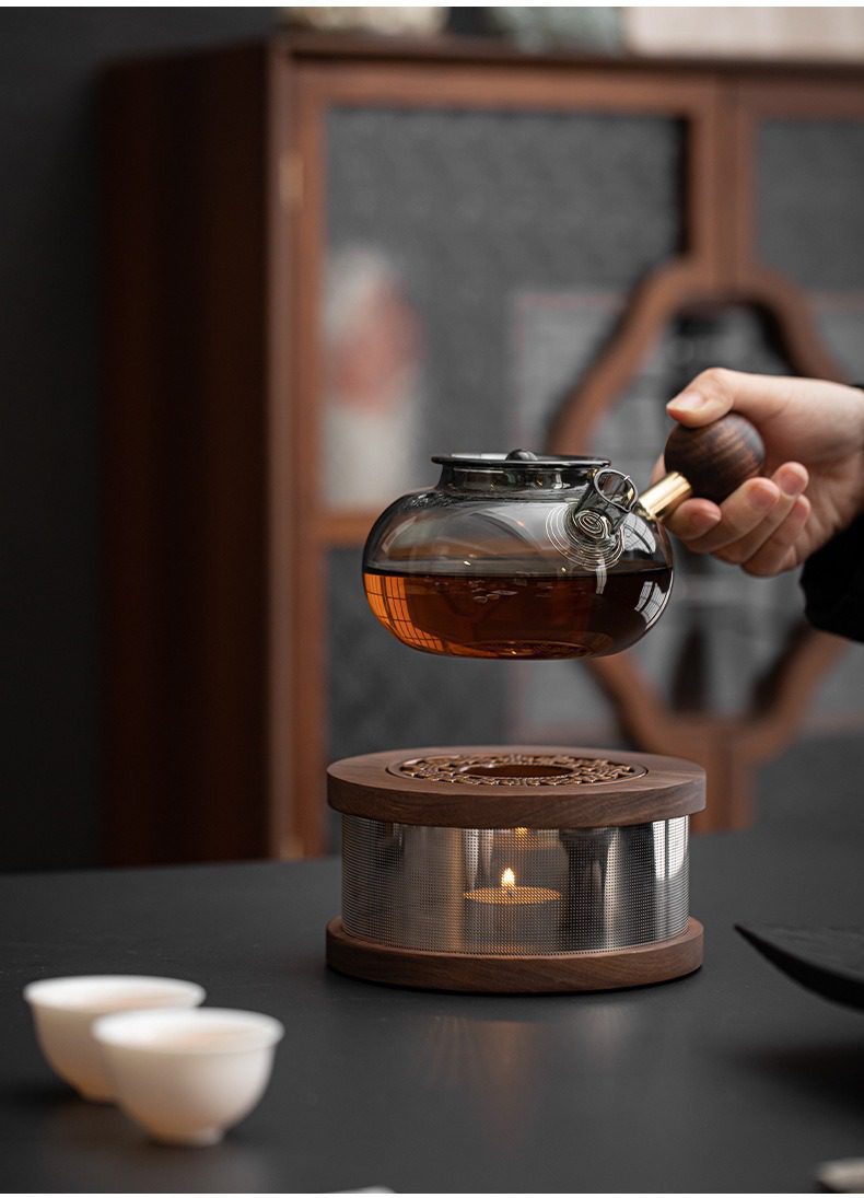 胡桃木溫茶爐，南山居高硼硅玻璃茶壺，木質把手溫潤，搭配胡桃木溫茶器，茶湯琥珀色澤，盡顯優雅品茗意境。