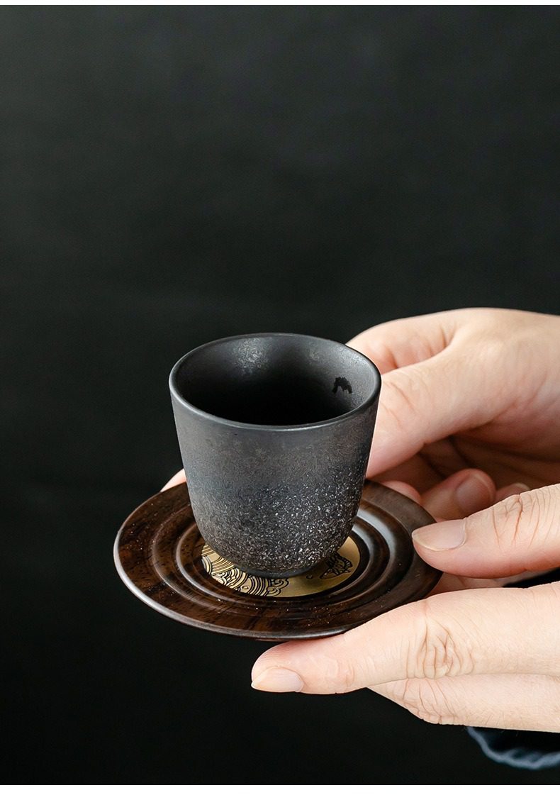 黑檀木茶道六君子杯墊套裝，南山居手工侘寂風陶藝品茗杯，深沉釉色與粗獷顆粒質感，搭配精緻木質茶托及金色祥雲紋飾。