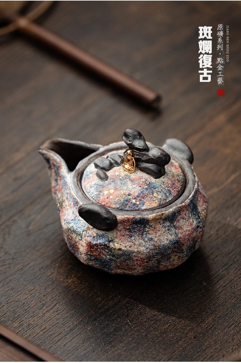 岩礦手抓壺，南山居斑斕復古點金工藝茶壺，壺身多色斑駁如畫，壺蓋飾有金色佛像，獨特古樸茶具。
