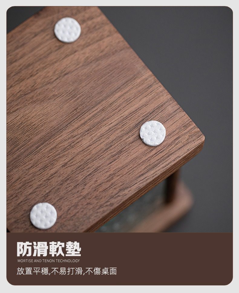 胡桃木筆筒，南山居精品黑胡桃木茶盤底部特寫，展示四個白色防滑軟墊，確保茶具穩固擺放。