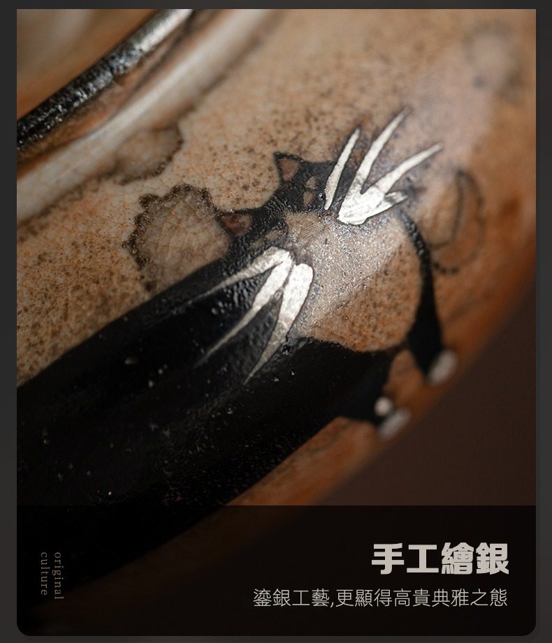 日式志野貓柴燒茶壺，南山居手工漆銀開片茶具特寫，細膩釉面呈現古樸開片紋理，搭配典雅黑銀繪飾，彰顯獨特茶道美學。