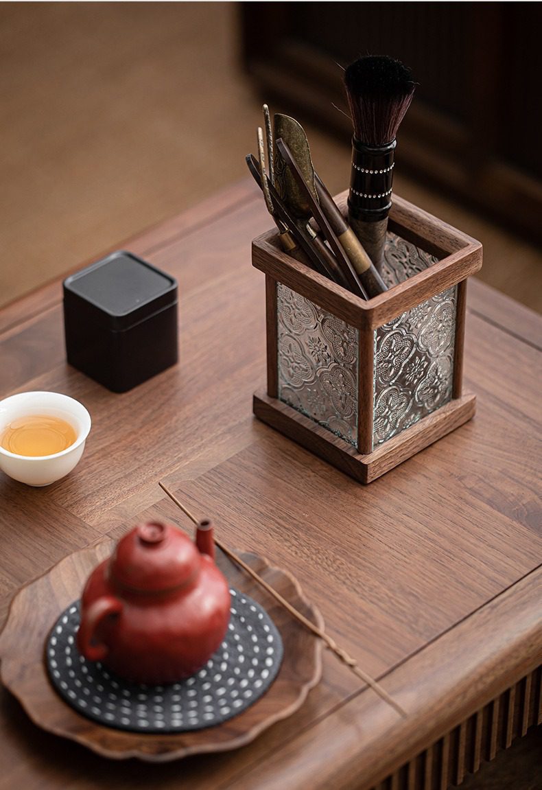胡桃木筆筒，南山居茶具：雅緻紅泥紫砂壺、木質花邊茶盤、雕花玻璃茶具筒及銅製茶道配件。