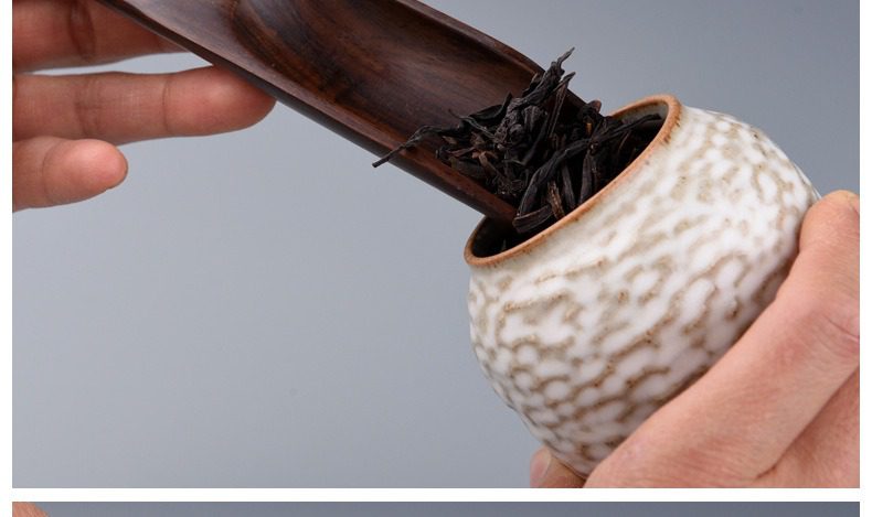 黑檀木茶道六君子，南山居精緻陶瓷茶荷盛裝烏龍茶葉，搭配黑檀木茶則，展現優雅品茗日常。