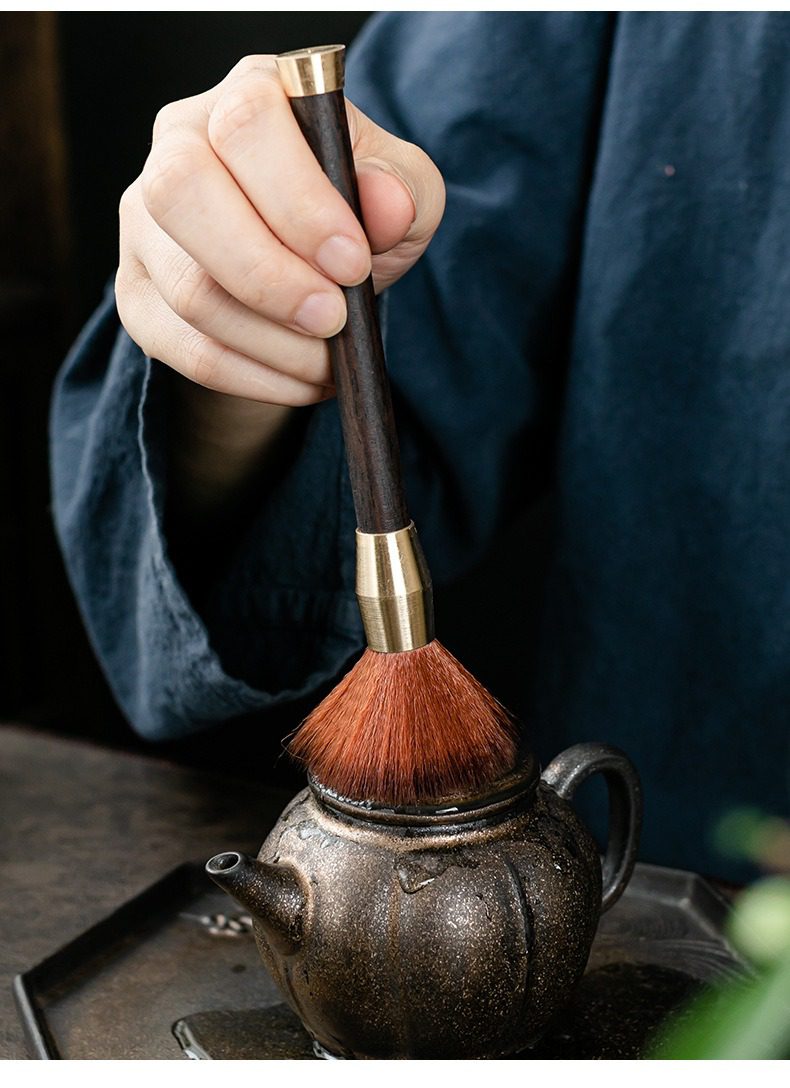 黑檀木茶道六君子杯墊套裝，南山居茶道養壺筆，黑檀木柄配黃銅箍，柔軟茶刷輕拂古樸紫砂壺身。