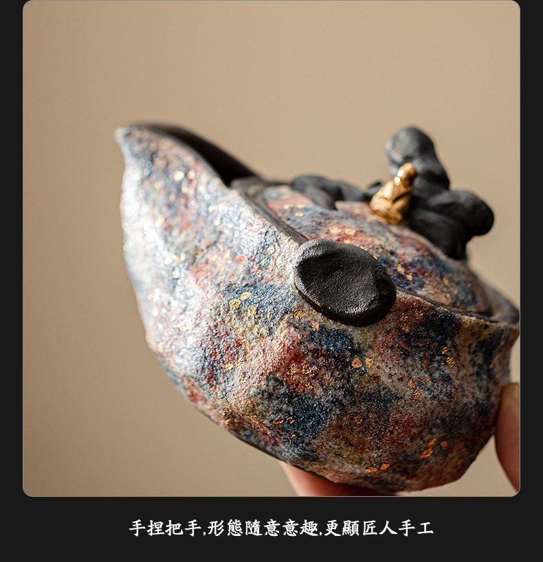 岩礦手抓壺，南山居手工側把粗陶茶壺，獨特斑斕窯變釉面，配隨形手捏把手，盡顯匠心美學。