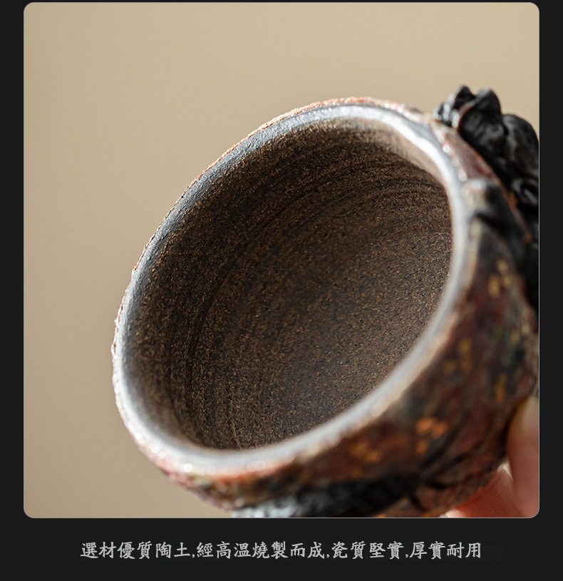 岩礦主人杯，南山居手工粗獷陶土茶杯，內壁紋理質樸，外部呈現自然燒製痕跡，展現茶道禪意美學。