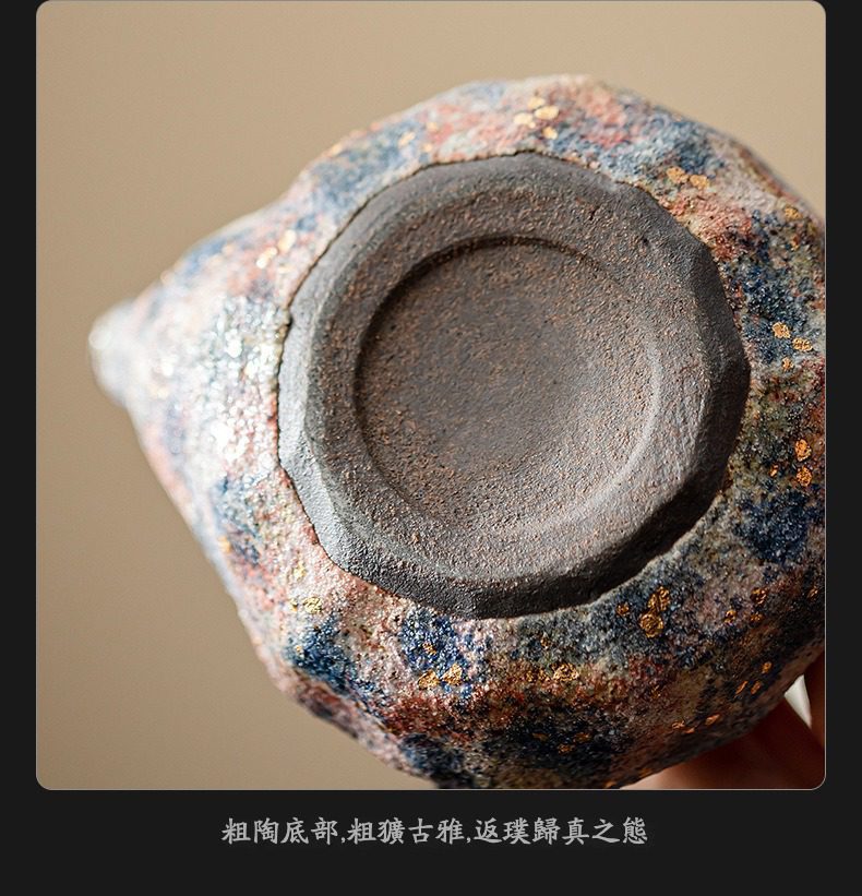 岩礦手抓壺，南山居粗陶窯變茶杯底部特寫，展現原始泥胚與斑駁釉彩的禪意美學。