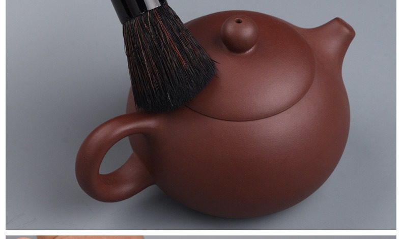 黑檀木茶道六君子，南山居精品紫砂圓壺，深紅色泥質溫潤，茶刷輕拂壺蓋，展現養壺日常與茶具保養。