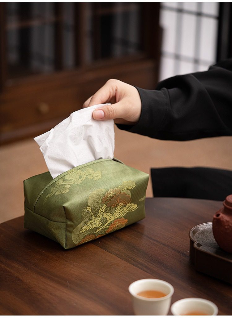雲松織綿面紙盒，南山居雅緻綠色錦緞抽紙盒，手工繡製仙鶴祥雲圖案，與品茗茶具相伴，展現茶席美學。