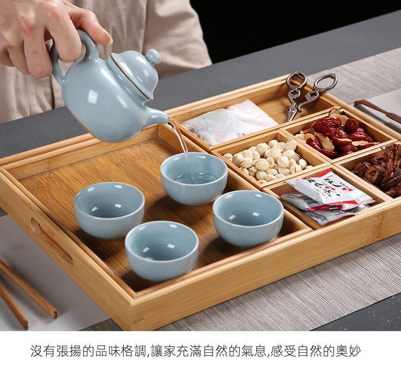 楠竹-茶奉茶點盒，南山居天青釉青瓷功夫茶具，茶壺優雅注水入四只同色小茶杯，置於竹製多格茶盤上，展現禪意茶席。