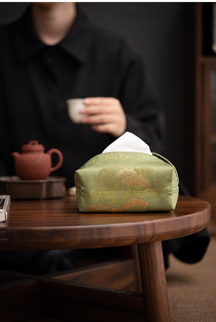 雲松織綿面紙盒，南山居茶席布藝祥雲面紙套，搭配雅致紫砂壺與白瓷茶杯，營造禪意茶道氛圍。
