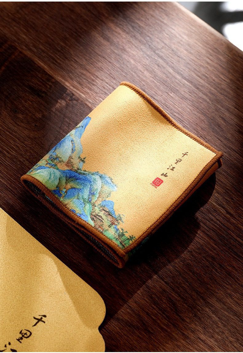 新中式國風茶席，南山居「千里江山」藝術茶席巾，米黃色絨面飾以青綠山水畫，邊緣精緻鎖邊，質感優雅。