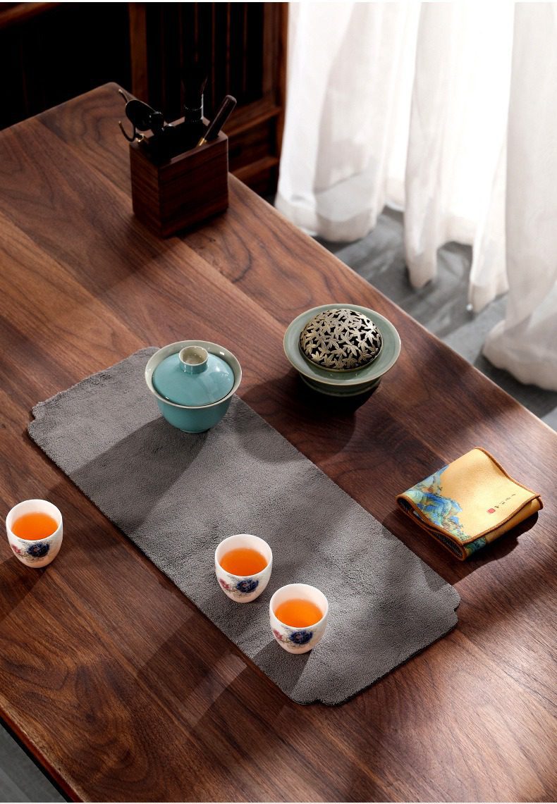 新中式國風茶席，南山居天青色陶瓷蓋碗、三只手繪茶杯及灰色茶席，搭配精緻香爐與茶具，呈現專業茶道佈景。