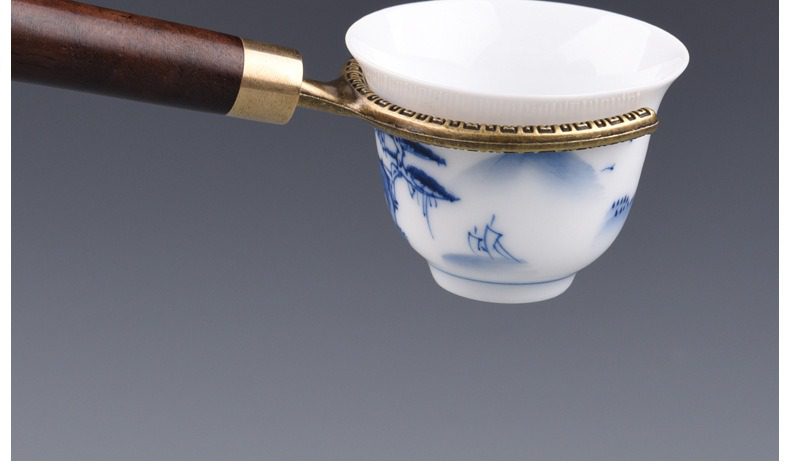 黑檀木茶道六君子，南山居青花山水陶瓷茶杯，繪有古樸山水畫，配以雅緻木柄黃銅茶濾，展現茶道美學。