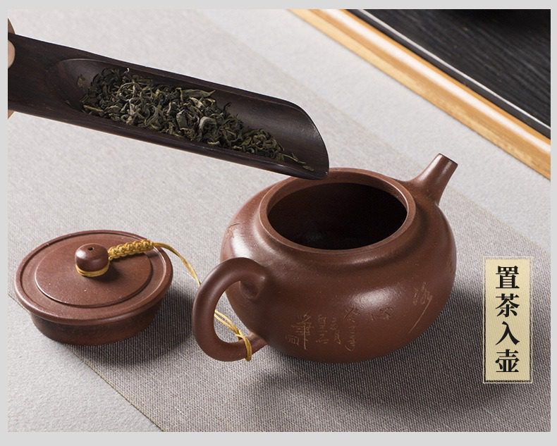 黑檀木茶道六君子 - 鑲嵌銅線，南山居手工紫砂壺，深棕泥色圓潤飽滿，搭配翠綠茶葉與木質茶匙，展現優雅泡茶場景。