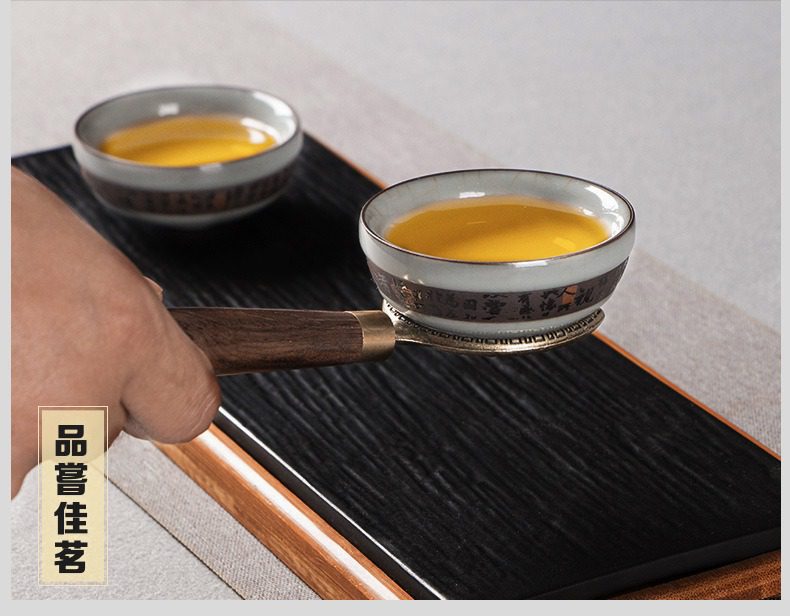 黑檀木茶道六君子 - 鑲嵌銅線，南山居精緻陶瓷品茗杯，搭配古樸黃銅與溫潤木柄聞香杯托，盛滿澄澈茶湯，置於典雅茶盤上，盡顯茶道之美。