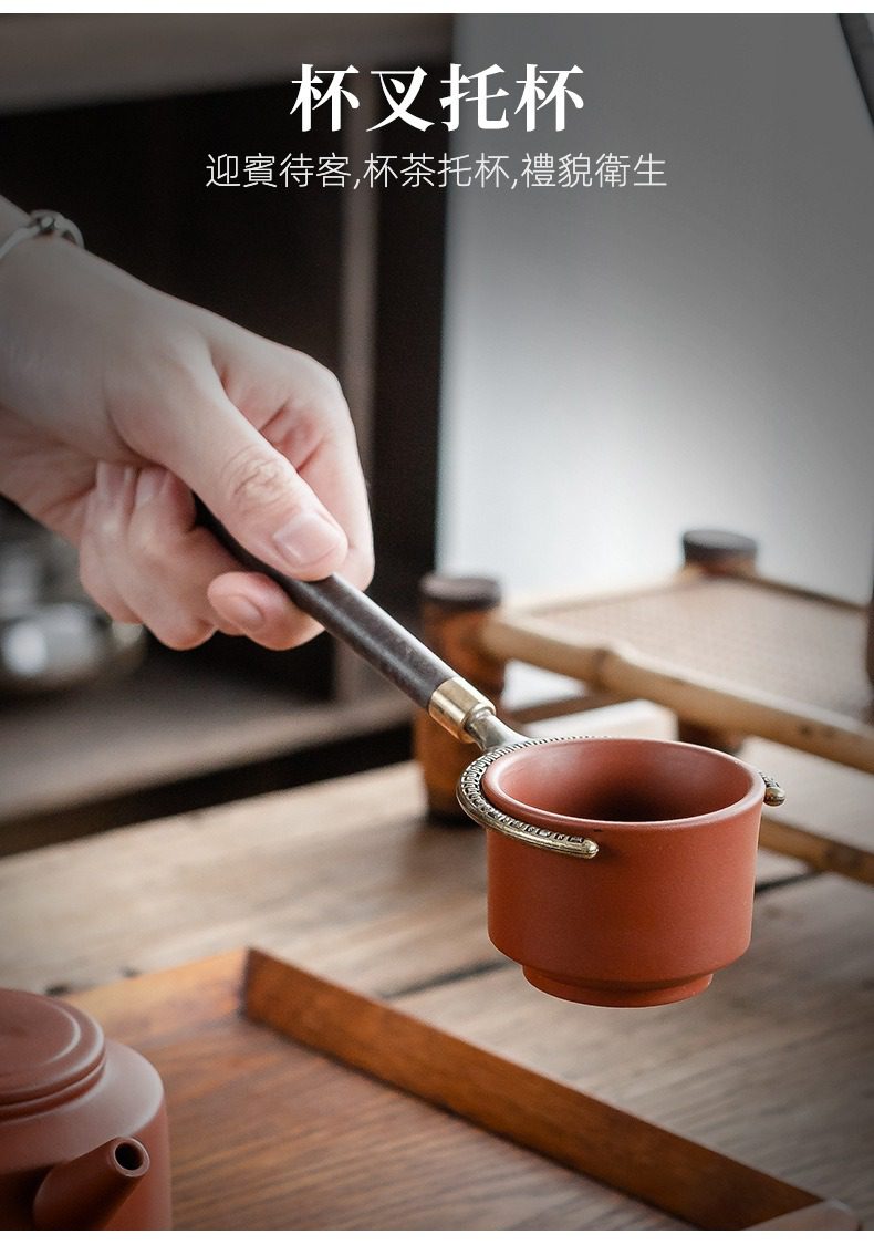 黑檀木茶道六君子，南山居精緻實木銅製茶道杯叉，輕巧托起紫砂茶杯，展現奉茶禮儀與優雅茶具之美。
