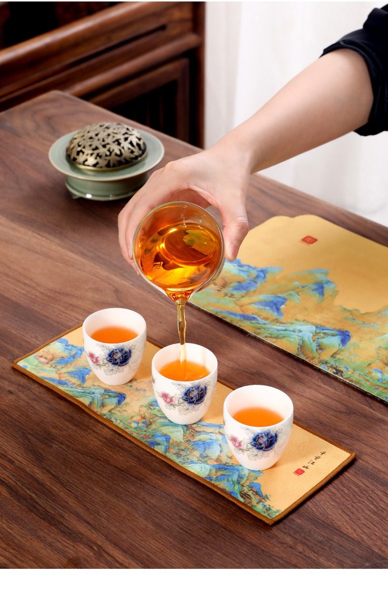 新中式國風茶席，南山居玻璃公道杯，將金黃茶湯均勻注入三只手繪花卉陶瓷品茗杯，展現優雅茶道配件與精緻茶席。