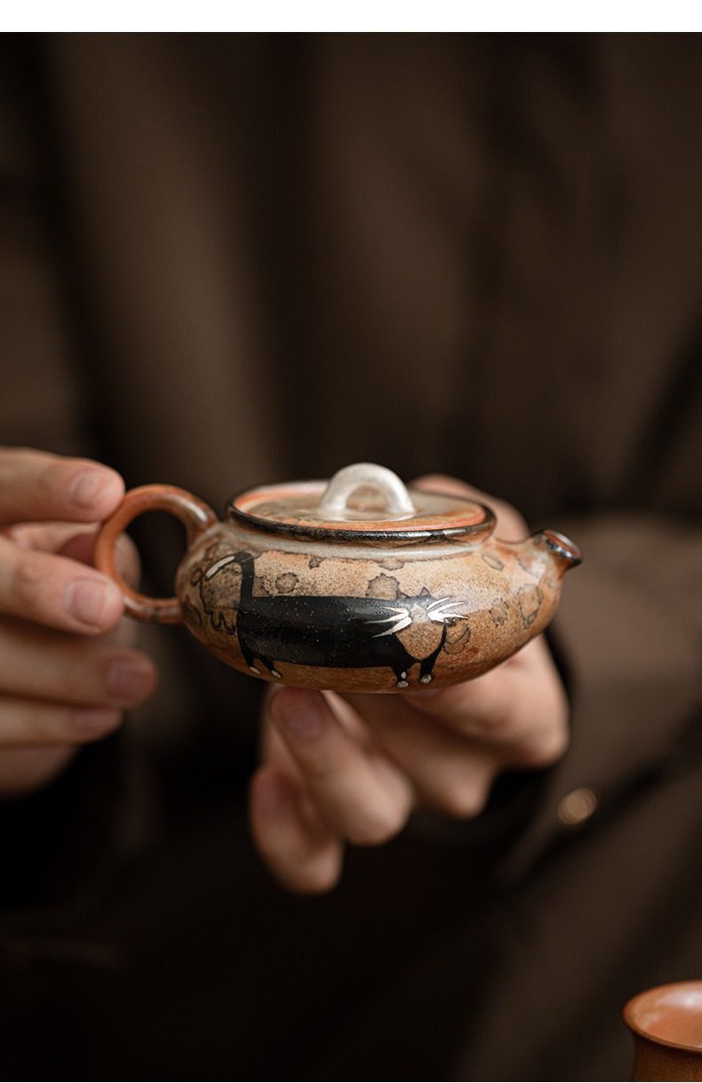 日式志野貓柴燒茶壺，南山居手繪黑貓柴燒茶壺，壺身古樸斑駁，造型小巧圓潤，獨特茶道器皿。