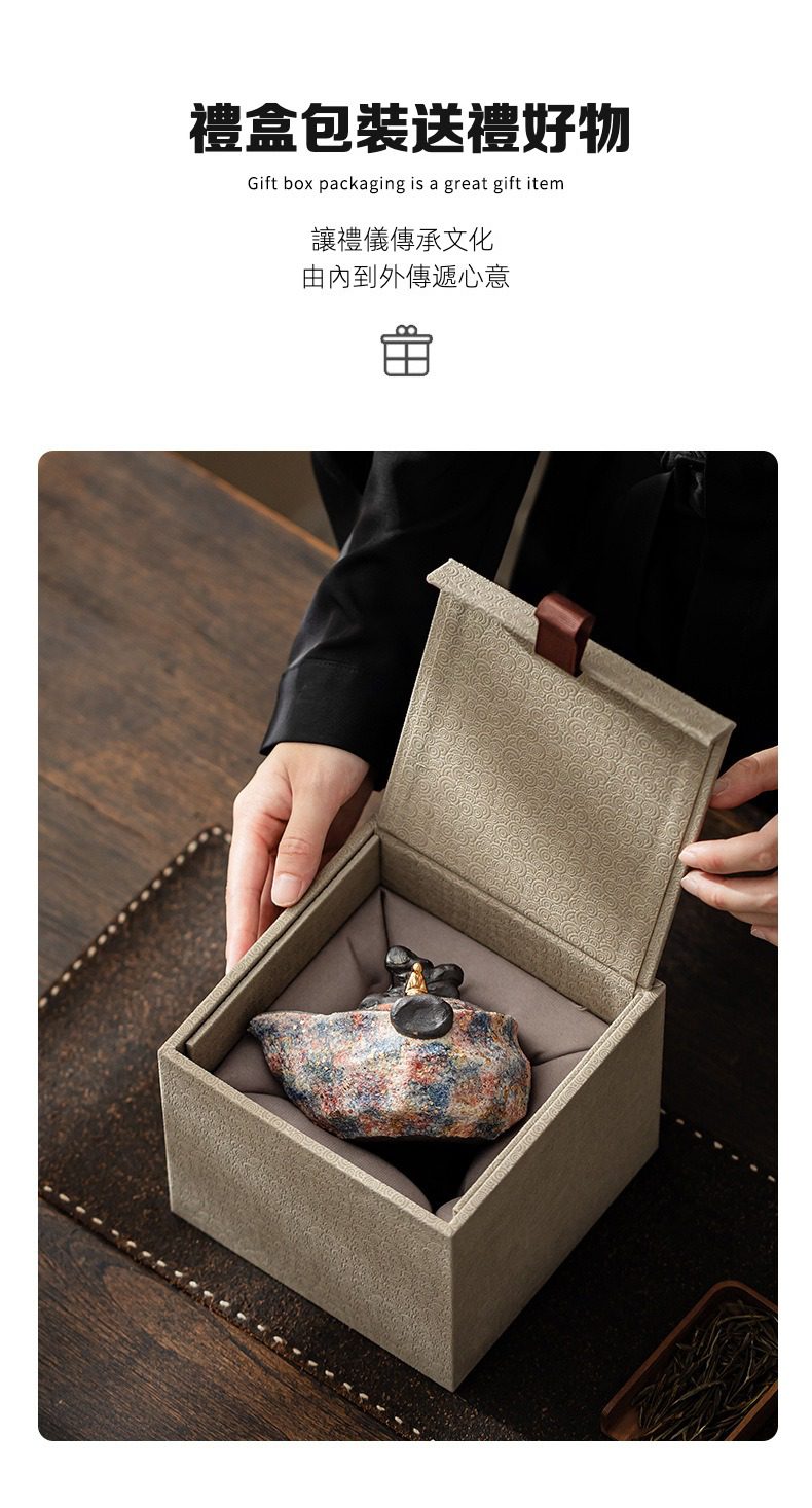 岩礦手抓壺，南山居創意石雕茶寵禮盒，斑斕石茶寵上飾金佛，搭配典雅禮盒，茶道送禮首選。