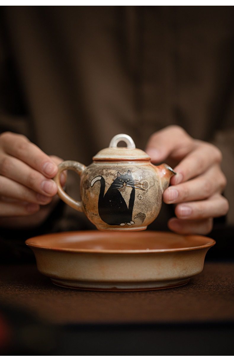 日式志野貓柴燒茶壺，南山居手工粗陶黑貓茶壺，壺身圓潤，繪有寫意黑貓圖案，獨特茶具泡茶。