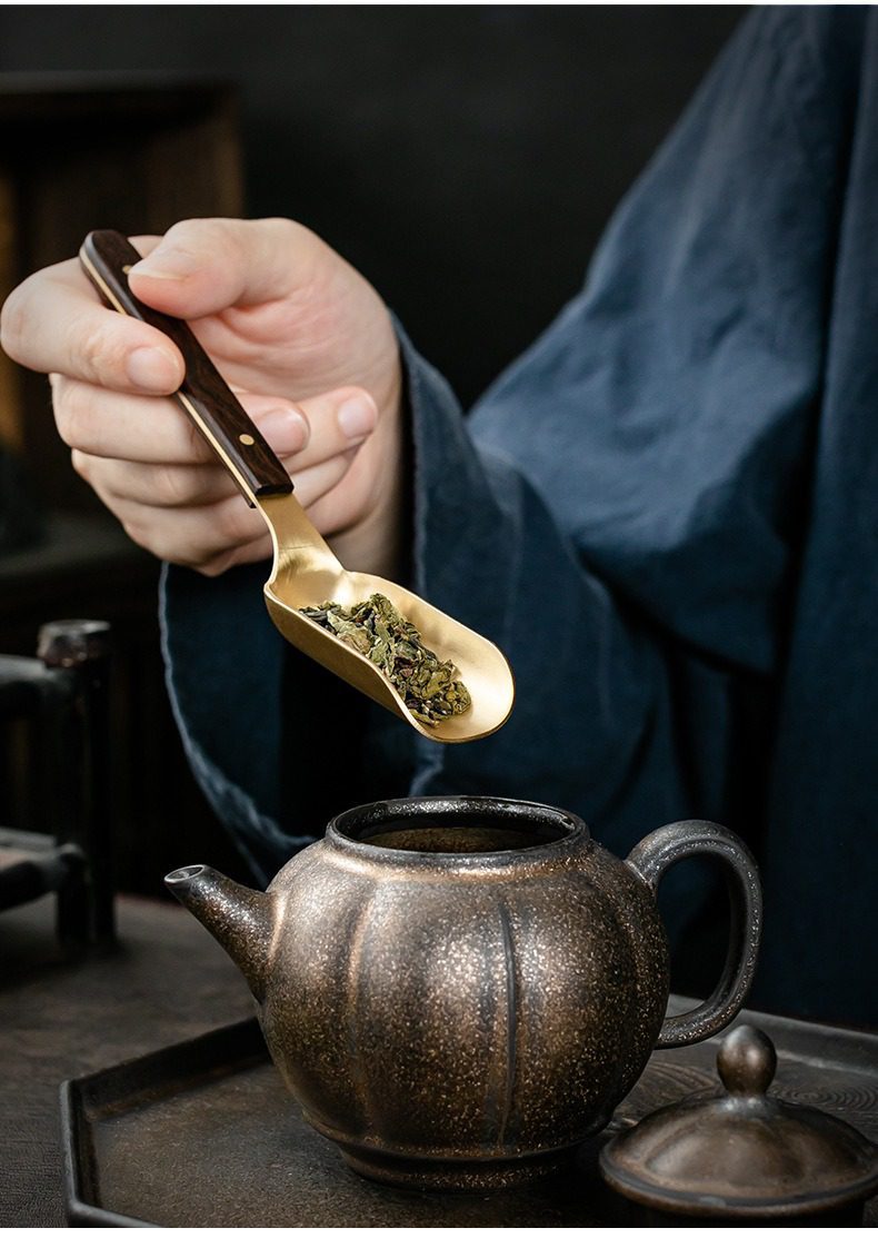 黑檀木茶道六君子杯墊套裝，南山居烏木柄黃銅茶則，盛裝優質茶葉，搭配粗陶茶壺，盡顯茶席古樸雅韻。