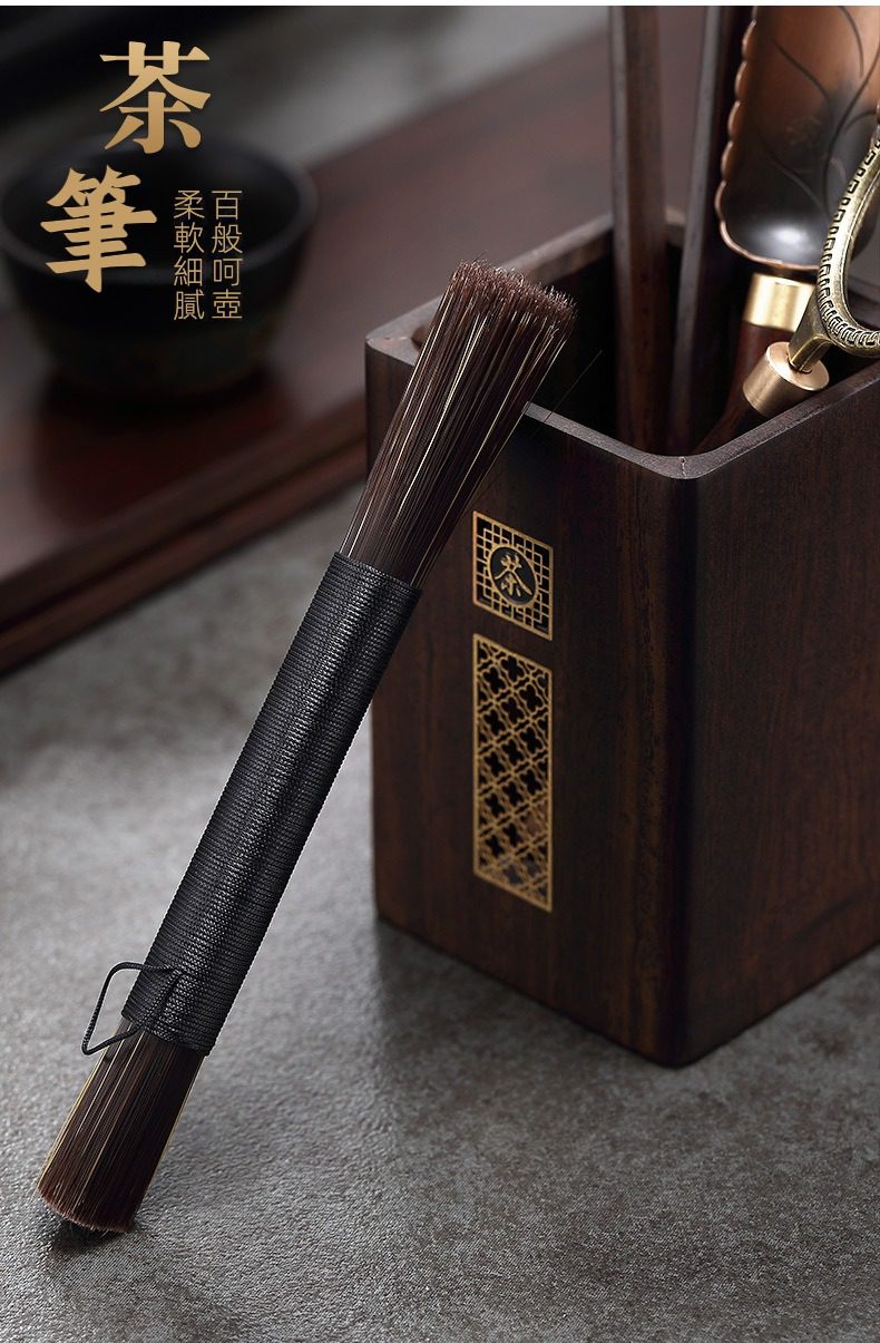 黑檀木茶道六君子，南山居高品質茶筆，柔軟細膩刷毛搭配黑色編織手柄，旁為精緻木質茶具筒，展現優雅茶道美學。