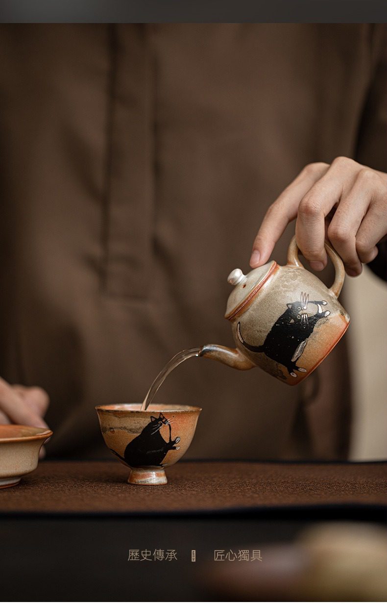 日式志野貓柴燒茶壺，南山居柴燒手繪貓咪茶壺，搭配同款茶杯，展現溫潤質樸的陶藝茶具風格。
