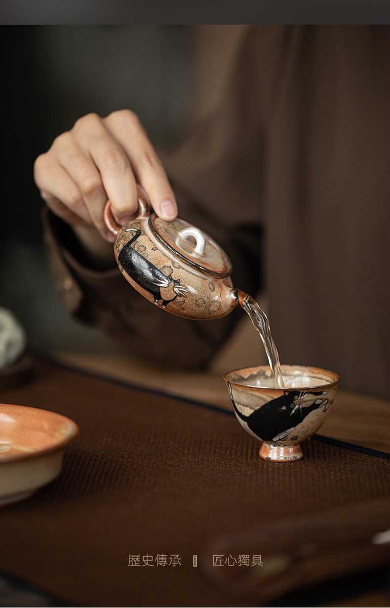 日式志野貓柴燒茶壺，南山居手繪貓咪圖案陶藝側把壺與品茗杯，器型古樸，粗獷泥胎質感，注水流暢，具禪意風格。