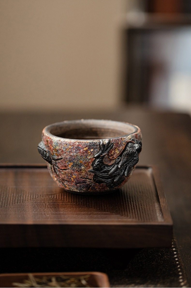 岩礦主人杯，南山居手工柴燒龍紋茶杯，器身粗獷釉色斑駁，浮雕黑龍圖騰氣勢磅礴