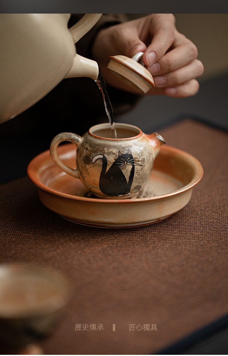 日式志野貓柴燒茶壺，南山居手繪貓咪陶瓷茶壺與茶船套組，壺身繪有生動黑貓圖案，展現品茗樂趣與茶道藝術。
