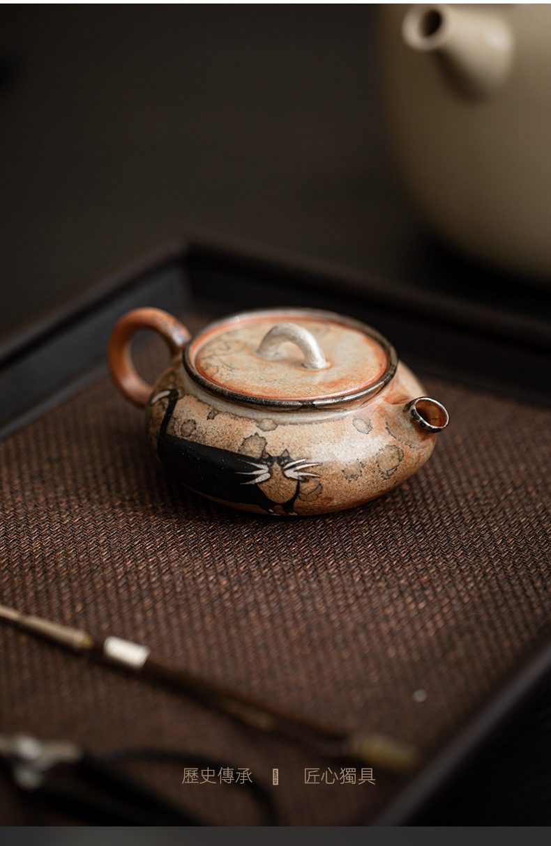 日式志野貓柴燒茶壺，南山居手繪貓咪圖案老岩泥茶壺，壺身圓潤古樸，泥色溫潤，茶席點睛之選。