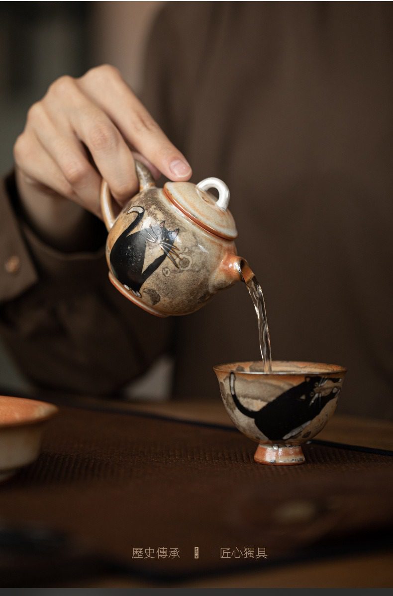 日式志野貓柴燒茶壺，南山居手工陶製黑貓茶壺與茶杯，壺身柴燒質感，貓咪圖案生動有趣，展現文人茶具風采。