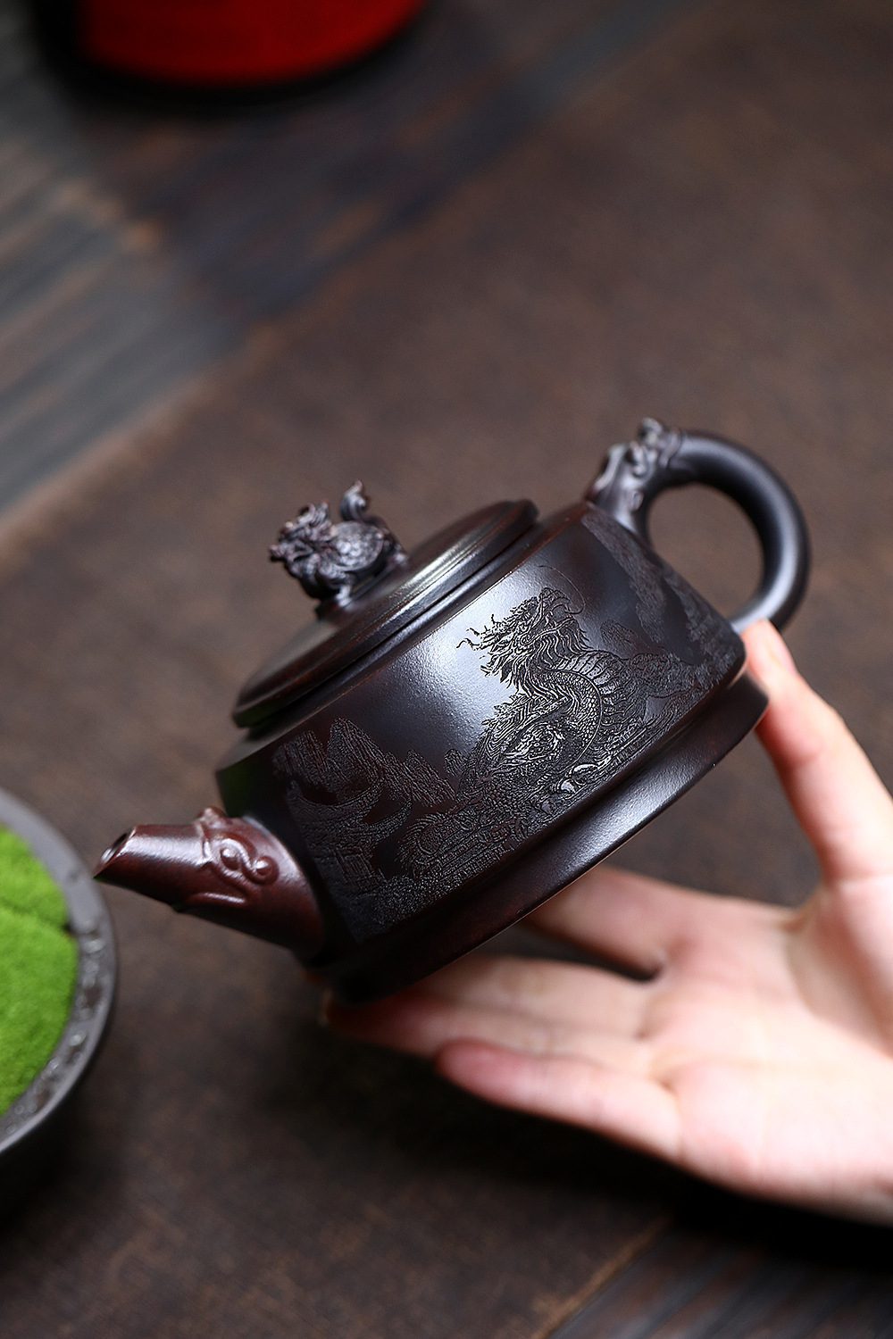 宜興紫砂壺原礦古紅泥龍龜德鐘壺(330ml)，南山居手工紫砂龍紋壺，壺身浮雕祥龍騰雲，壺鈕為瑞獸，古樸沉穩，彰顯高端茶具工藝。