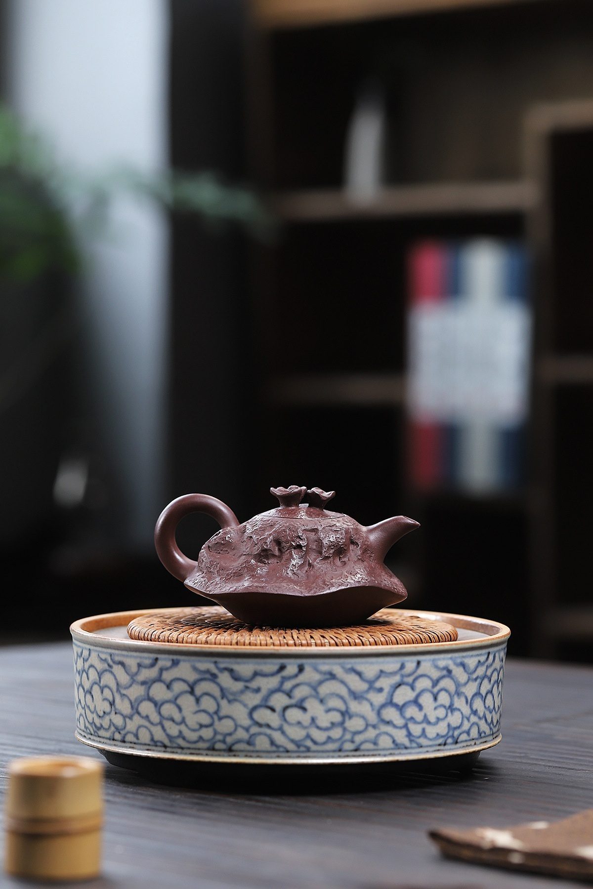 宜興紫砂壺原礦紫泥靈芝仿生壺(110ml)，南山居手工紫砂茶壺，壺身仿石榴造型古樸雅致，泥色深沉溫潤，彰顯茶道匠心之美。