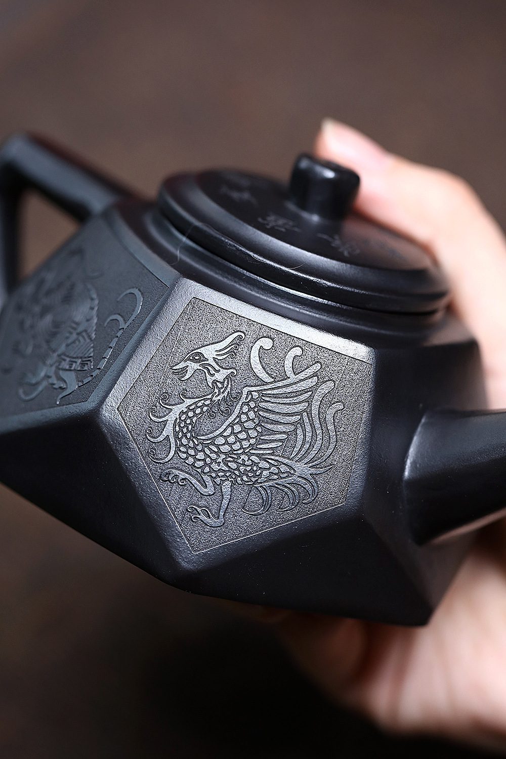 宜興紫砂壺原礦黑泥鑽石壺(220ml)，南山居手工黑泥鳳凰刻繪紫砂壺，壺身多邊形沉穩，刻紋精緻，茶道精品。