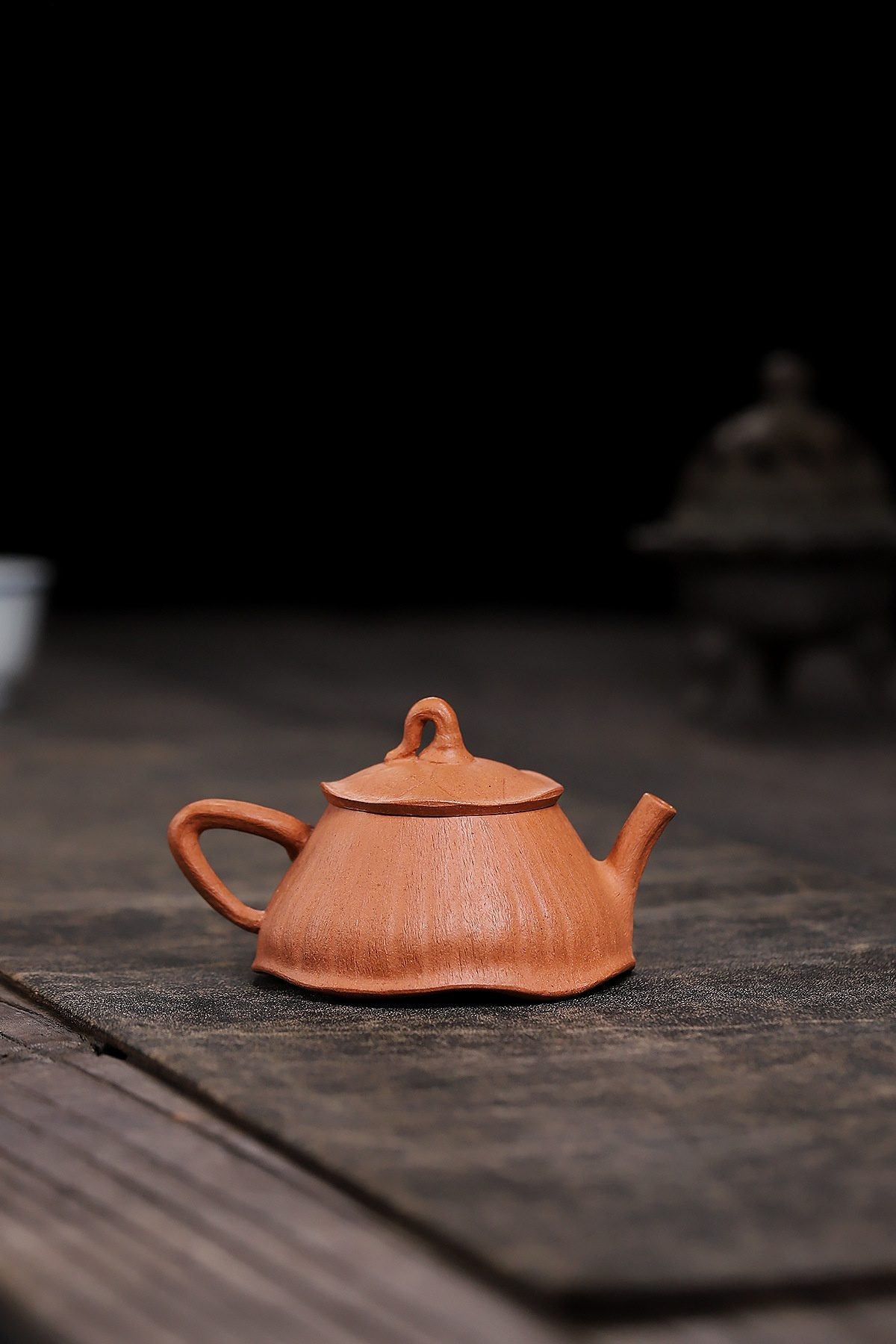宜興紫砂壺原礦黃降坡蓮蓬仿生壺(140ml)，南山居精選手工紫砂壺，壺身呈瓜型設計，泥色溫潤典雅，獨具匠心之作。