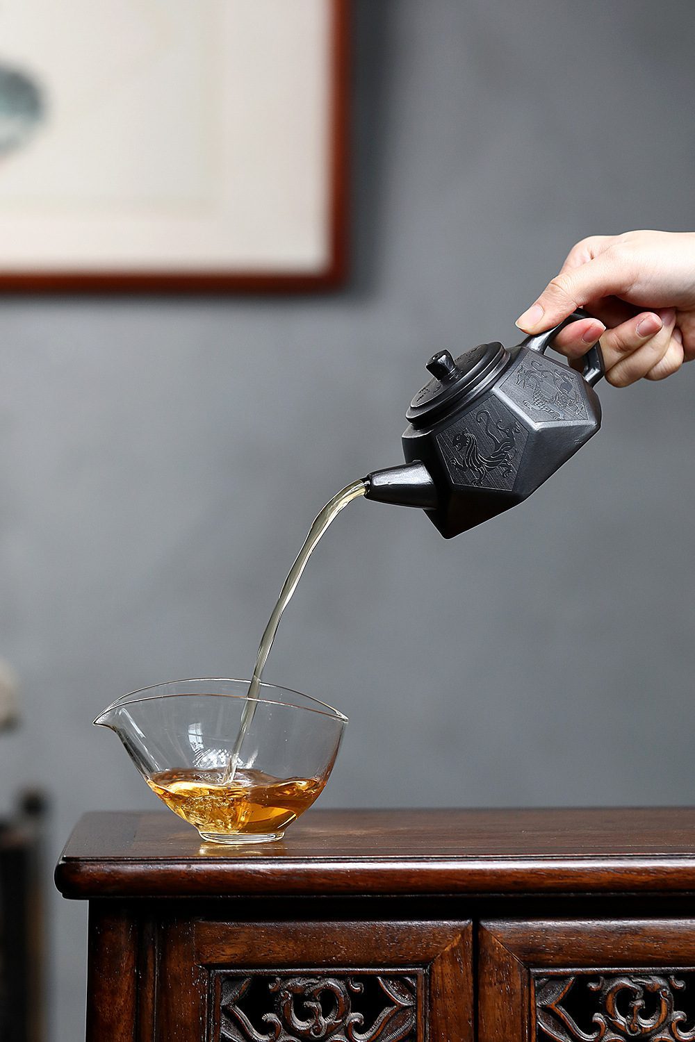 宜興紫砂壺原礦黑泥鑽石壺(220ml)，南山居手工紫砂多邊壺，壺身雕刻龍鳳圖騰，茶湯流暢傾注玻璃公道杯。