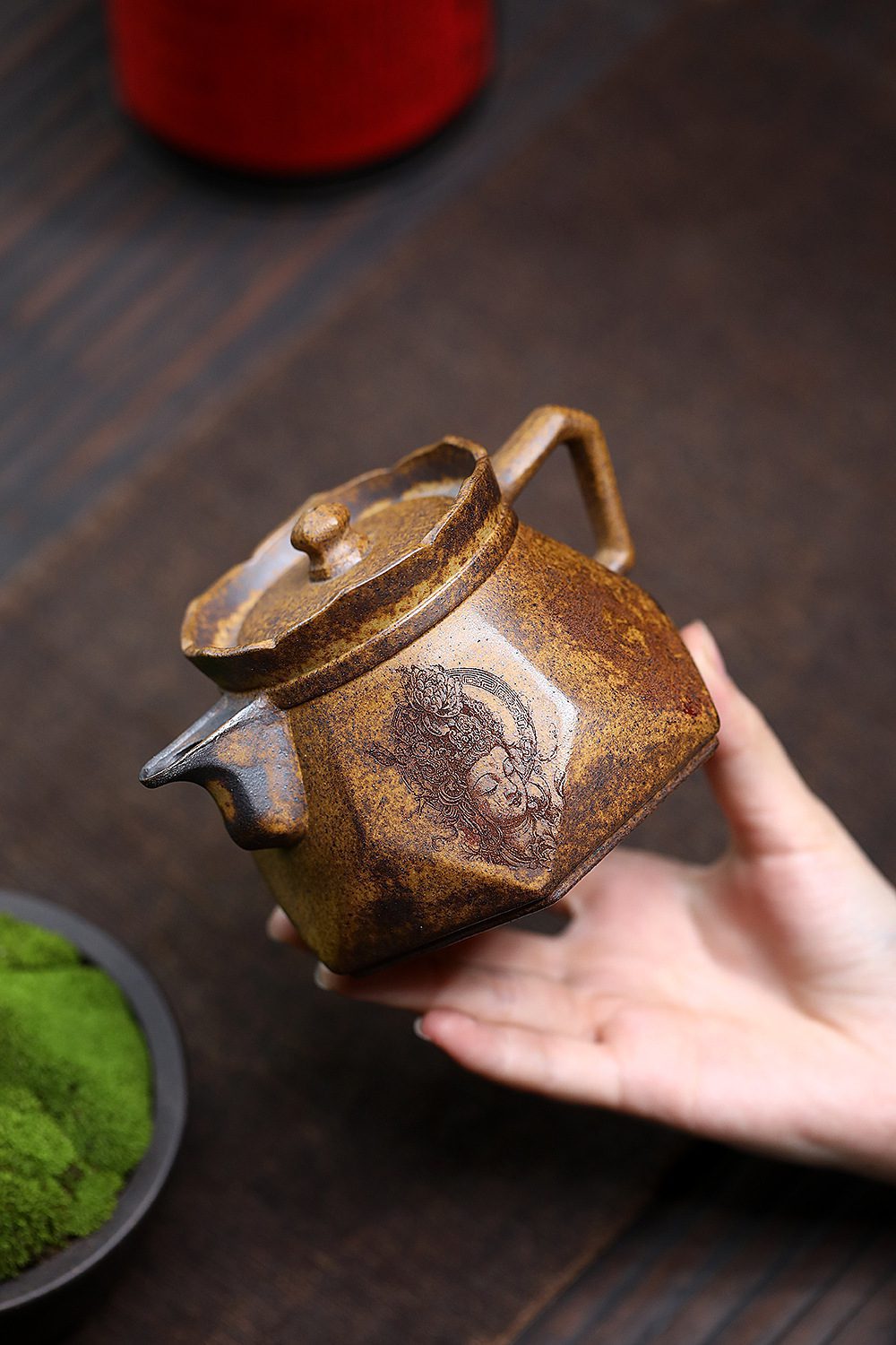 宜興紫砂壺原礦段泥鑽石僧帽壺(350ml)，南山居粗礦泥料手工茶壺，壺身浮雕精緻佛像圖騰，色澤古樸沉穩。