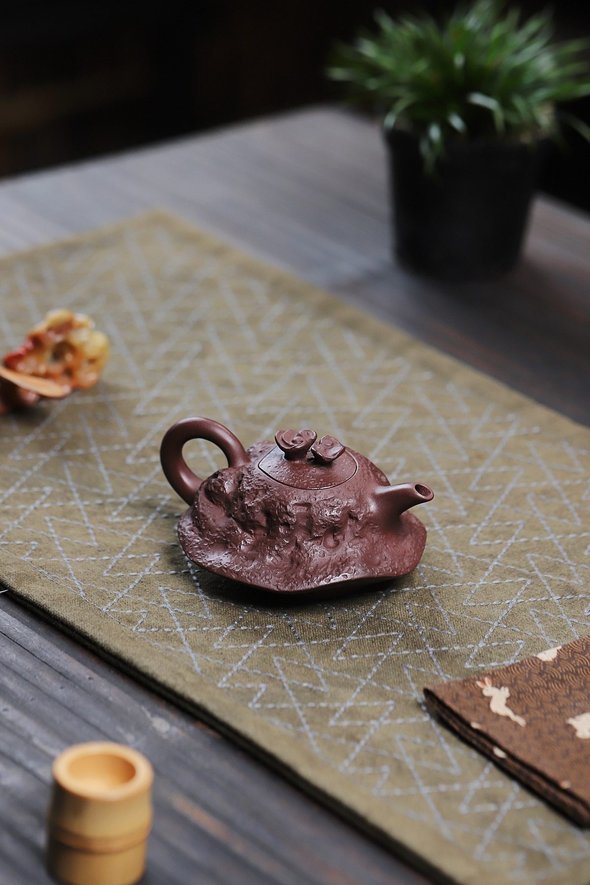 宜興紫砂壺原礦紫泥靈芝仿生壺(110ml)，南山居手工紫砂壺，壺身仿生岩壁設計，質感獨特，壺蓋浮雕花鈕雅緻，盡顯禪意茶具之美。