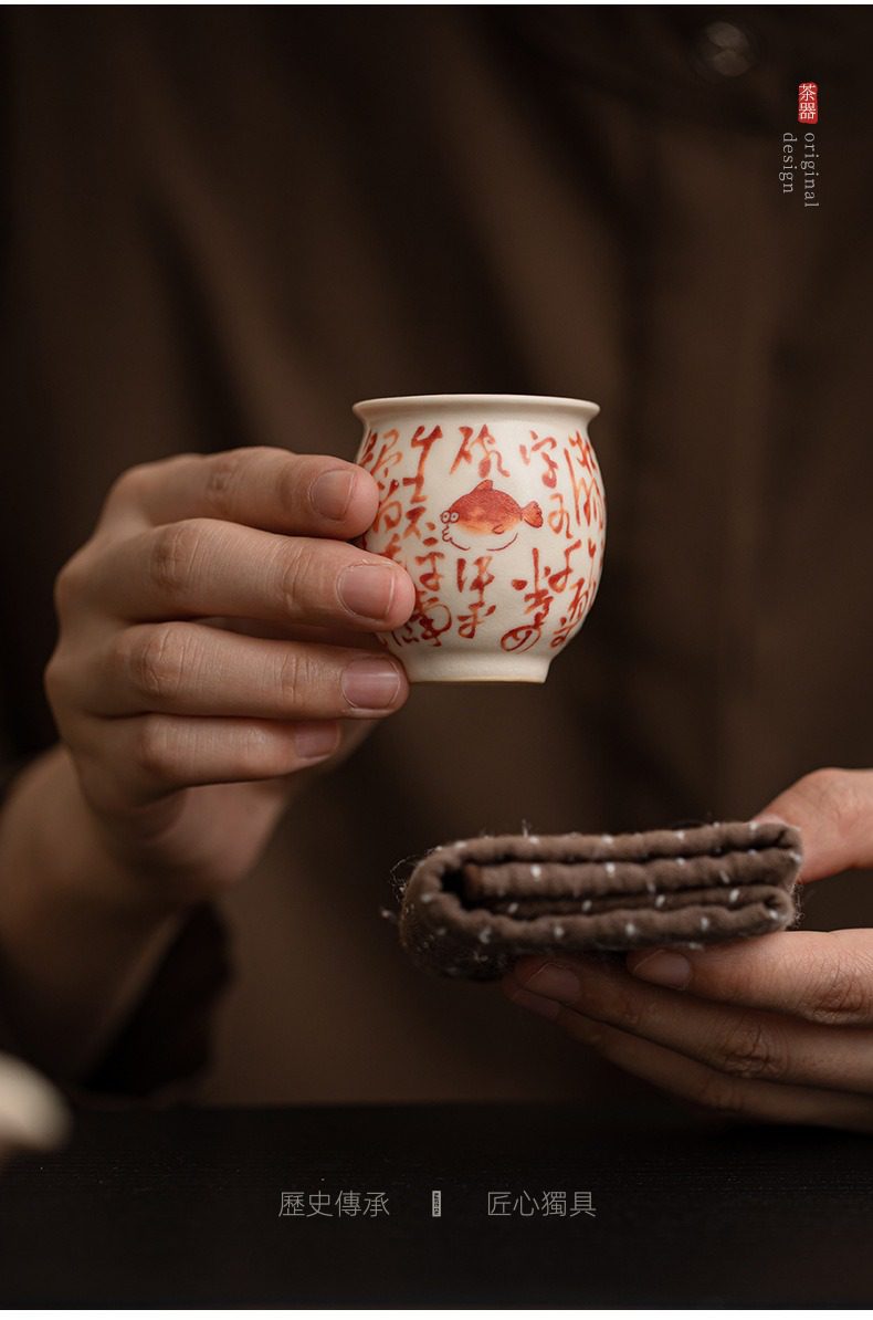 百圾碎蘇打釉品茗杯，南山居手繪陶瓷茶杯，杯身圓潤，飾以禪意書法與可愛河豚圖案，展現獨特茶道美學。