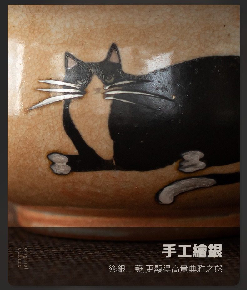 日式志野貓柴燒手抓壺，南山居手工鎏銀黑貓陶瓷茶杯，米黃裂紋釉面搭配生動黑貓圖案，白銀點綴鬍鬚與爪尖。
