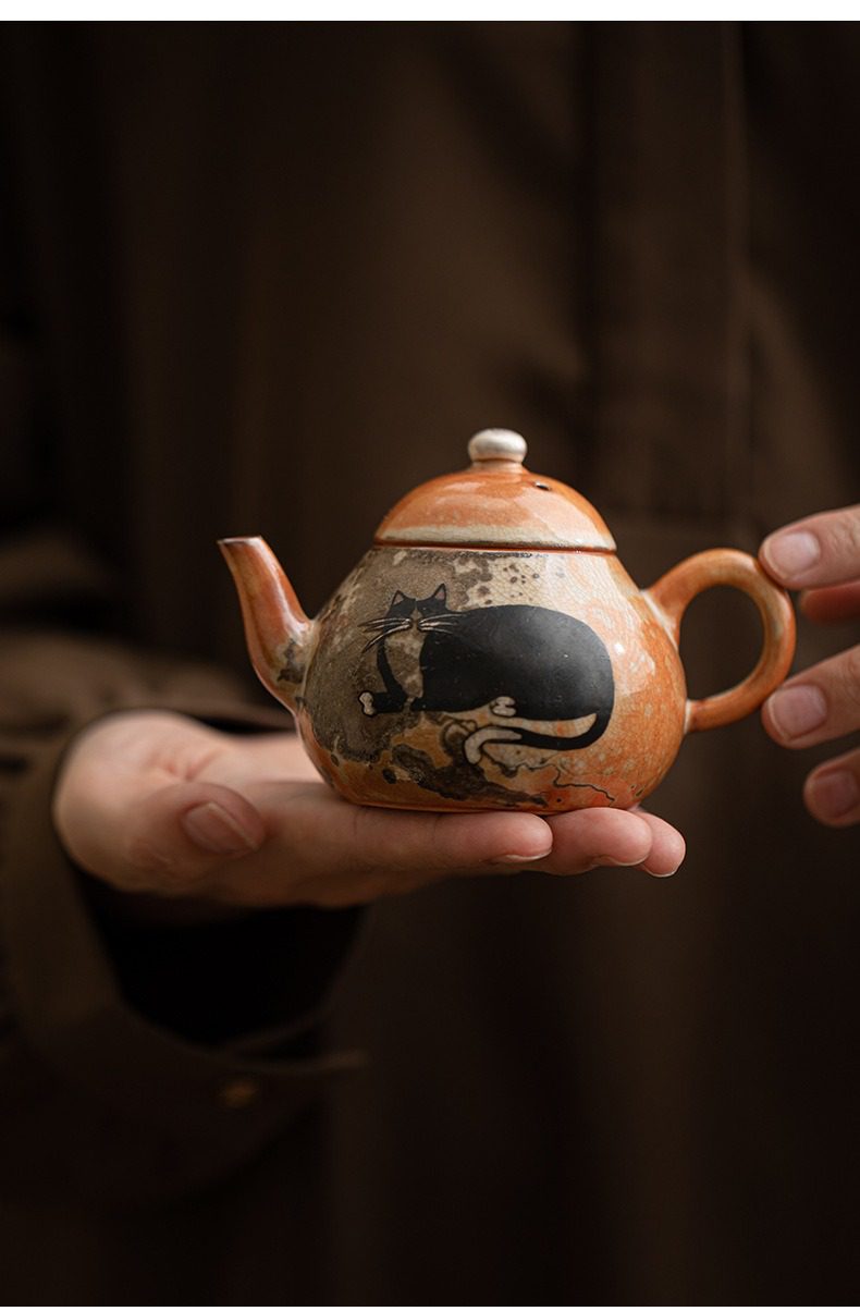 日式志野貓柴燒茶壺，南山居手工陶藝茶壺，壺身圓潤溫潤，飾以禪意臥姿黑貓圖案，獨特茶具。