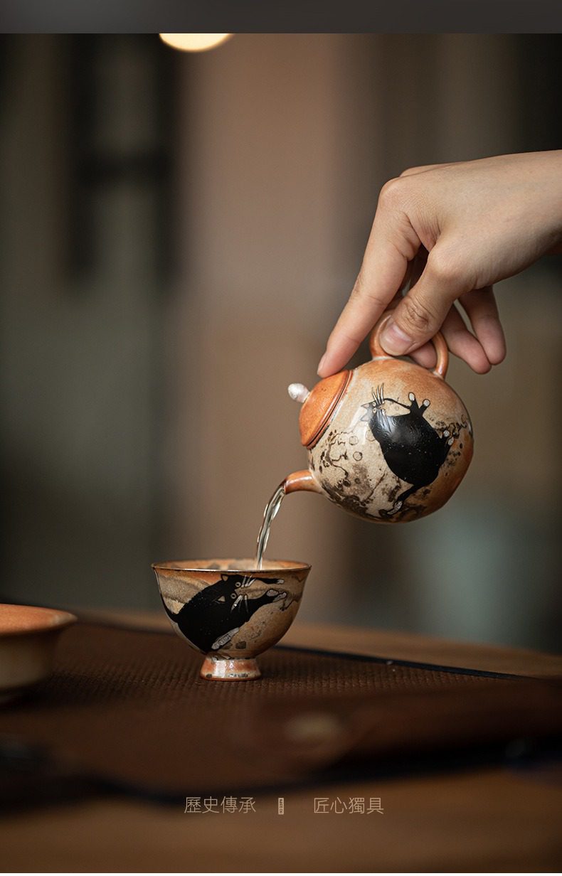 日式志野貓柴燒茶壺，南山居手工粗陶茶壺茶杯組，壺身圓潤，繪有獨特黑貓圖案，泥色古樸雅致，茶道文化。