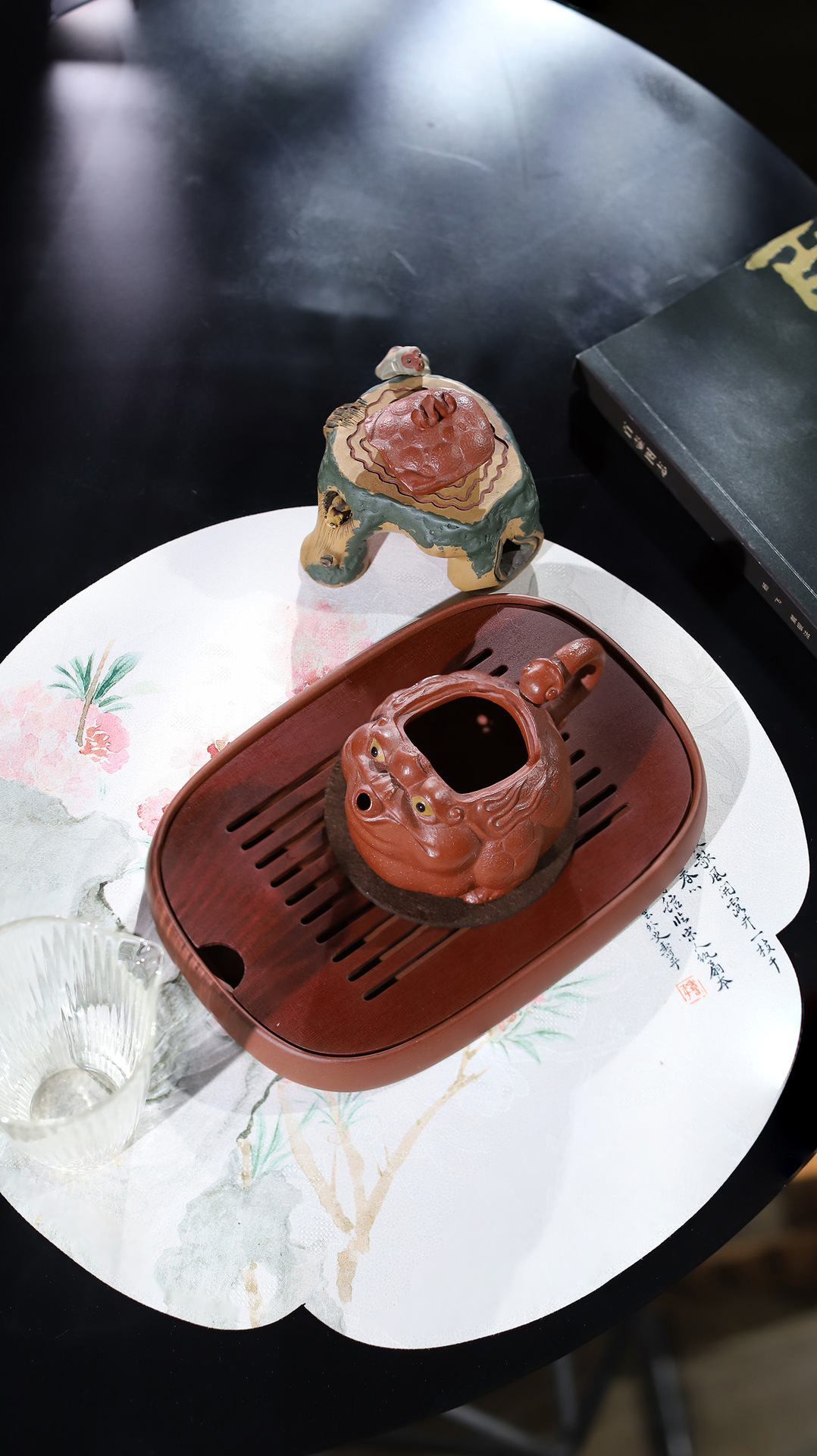 宜興紫砂壺原礦紅降坡火焰金蟾壺(160ml)，南山居手工紫砂三足金蟾茶寵，造型靈動栩栩如生，放置於精緻木質茶盤上，呈現禪意茶空間美學。