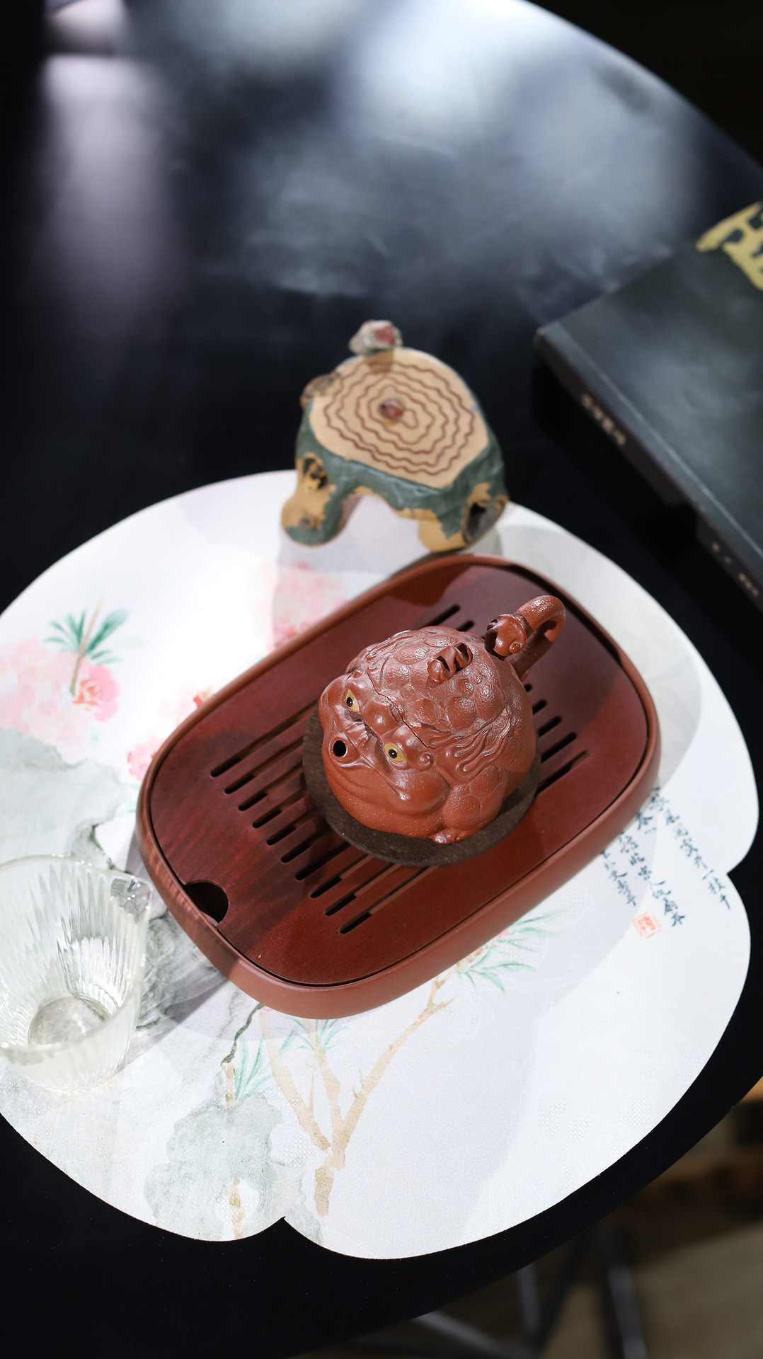 宜興紫砂壺原礦紅降坡火焰金蟾壺(160ml)，南山居手工紫砂三足金蟾壺，器型生動細膩，擺放於精緻實木茶盤之上，彰顯禪意茶道氛圍。