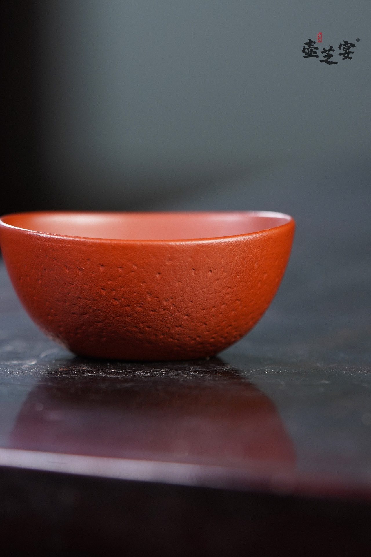 宜興原礦大紅袍元寶品茗杯，南山居手工紫砂品茗杯，赤褐色澤溫潤古樸，表面獨特梨皮砂粒質感，品茗茶具。