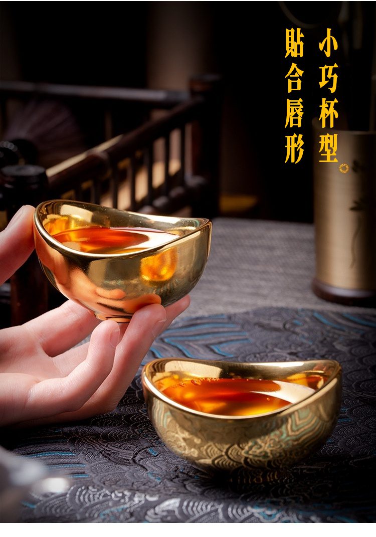 金銀元寶品茗杯，南山居金屬質感貼合唇形茶杯，小巧精緻，杯身光澤流轉，盛裝茶湯色澤誘人，展現優雅品茗意境。